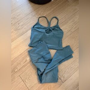 Beyond Yoga blue workout set top & leggings size medium good condition